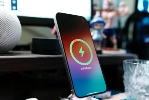 威海苹果15换屏服务分享用什么充电器给iPhone15充电更好 